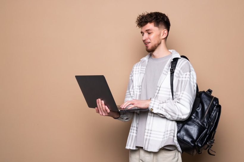 Studente che prepara il diploma online da casa